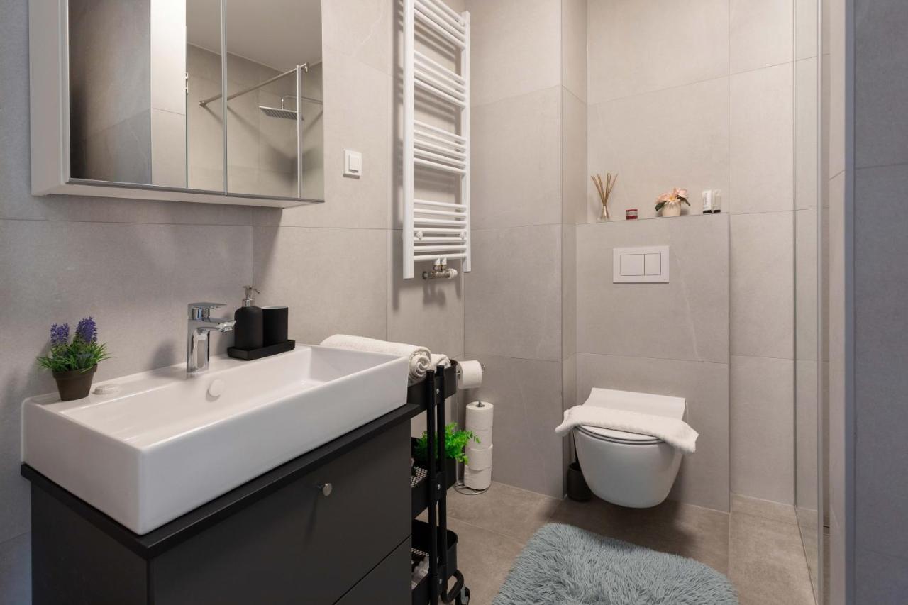 Design 2Bdr Apartment With Balcony- Free Parking 자그레브 외부 사진